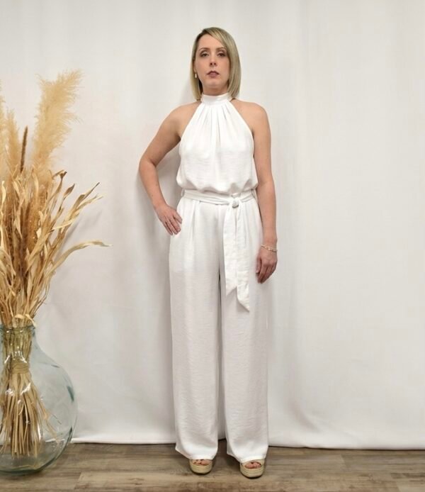 Femme portant l'ensemble pantalon mariage civil blanc Anaïs par Annalinda Création